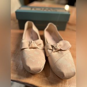 TOMS BNIB Women size 7.5 Alpargata shoes